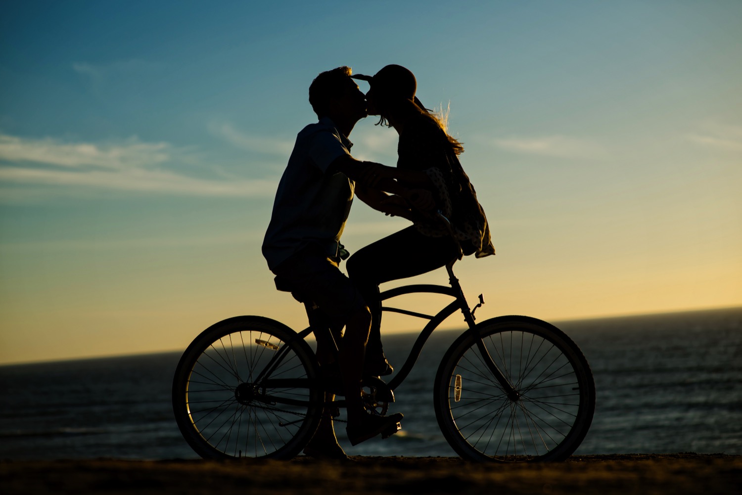Engagement-Photography-Sunset Cliffs-Bike-Kiss