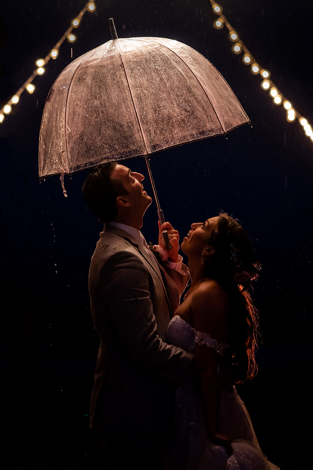 When it rains, make a wedding portrait with the bride and groom.